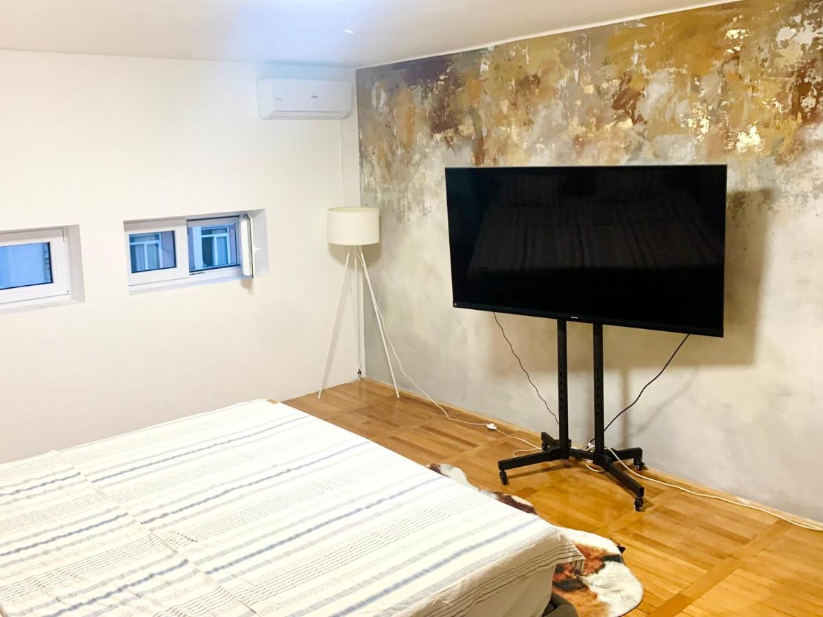 City Center Square Deluxe Nest Подгорица Екстериор снимка